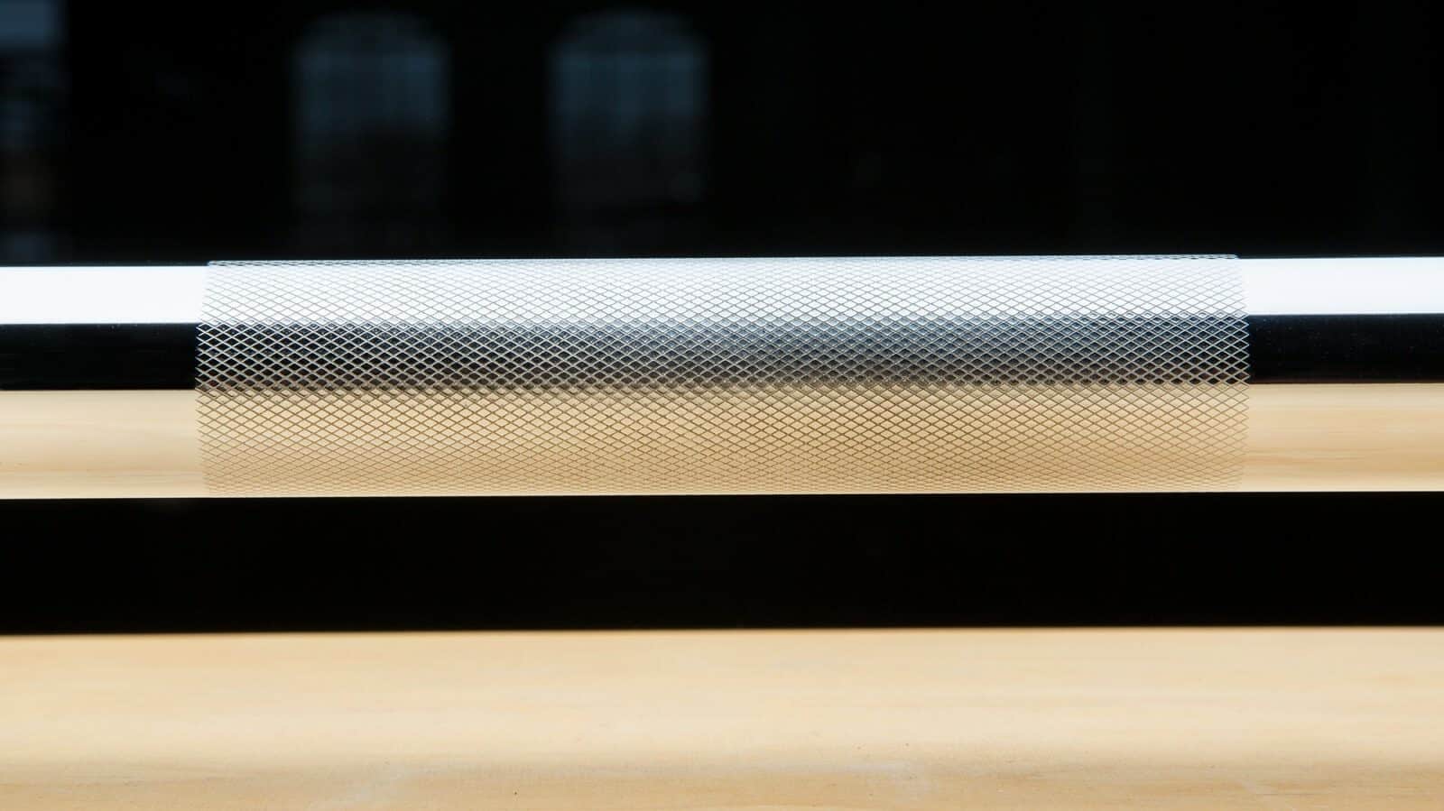 passive center knurling on barbell