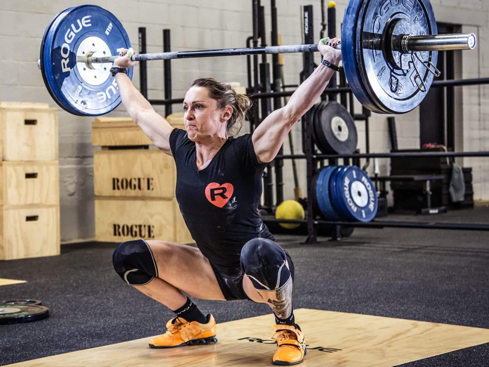 female lifter performing a snatch