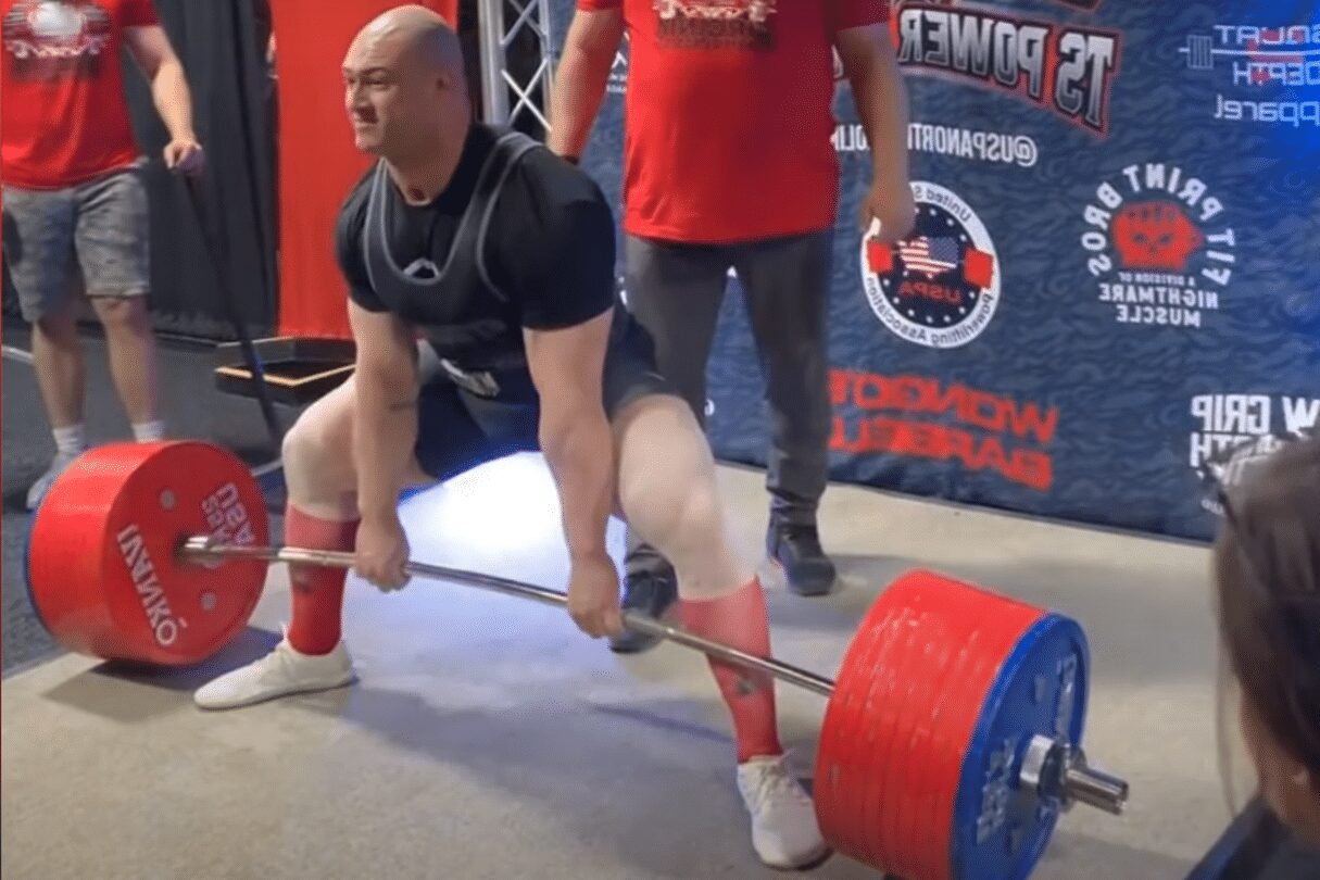 man performing a sumo deadlift in uspa powerlifting competition