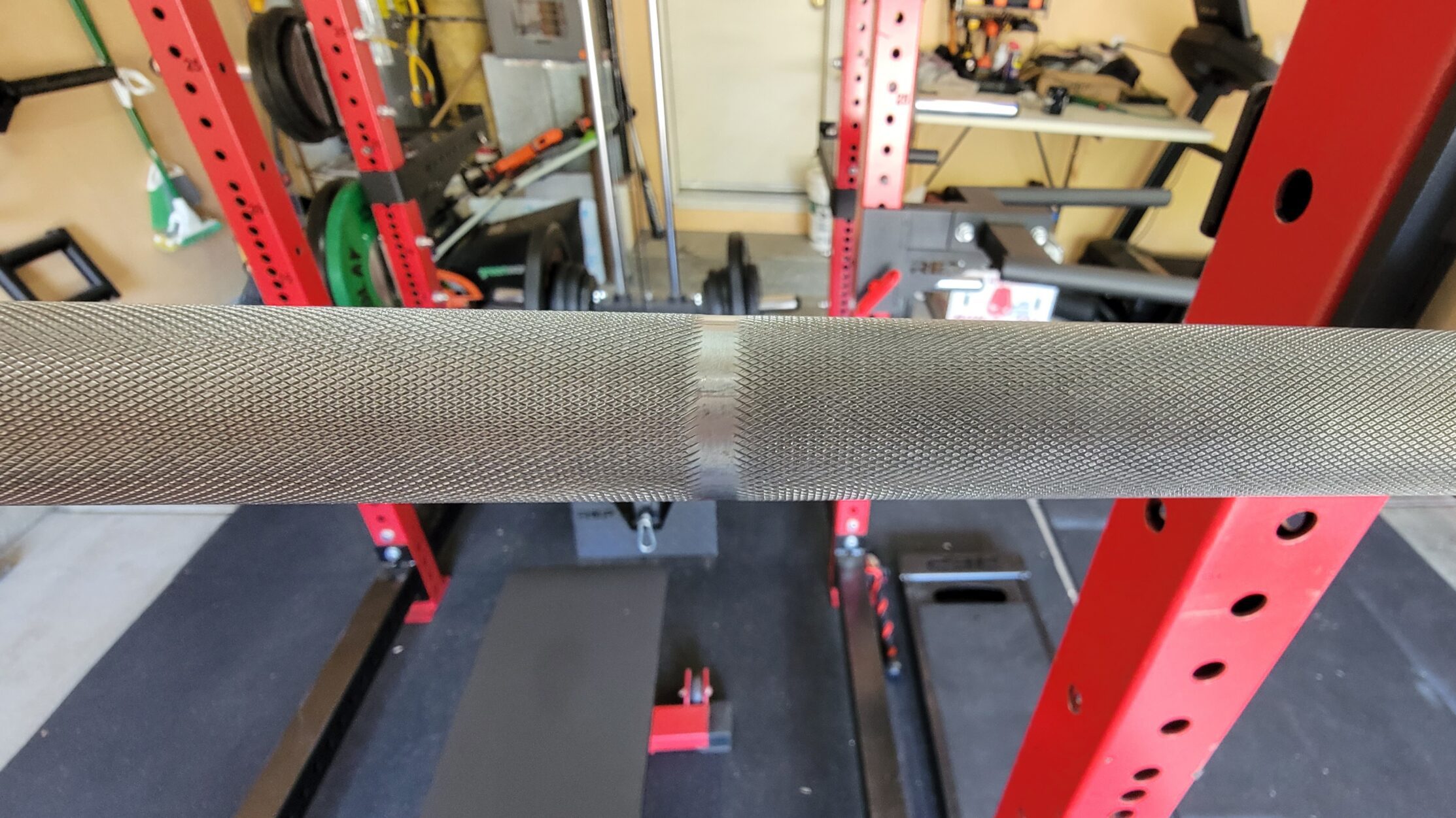 aggressive knurl and single powerlifting knurl marks