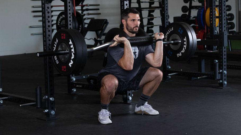 man using the maars bar for front squats