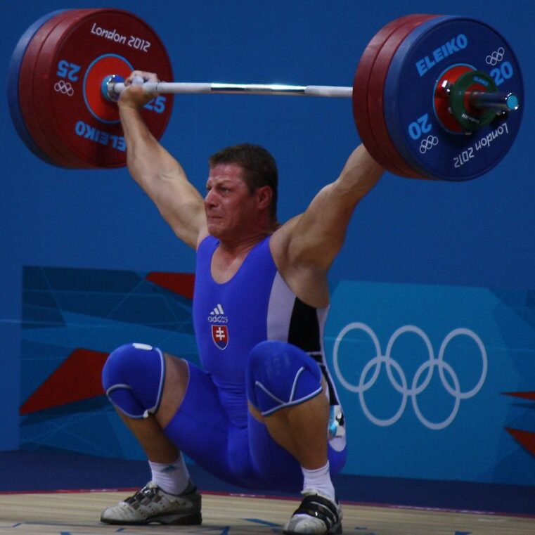 man catching a snatch in an overhead position
